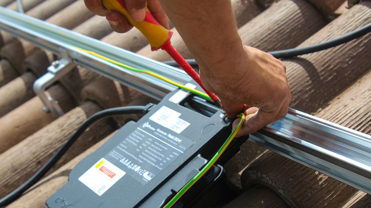 Zoom sur un micro-onduleur d'une installation solaire