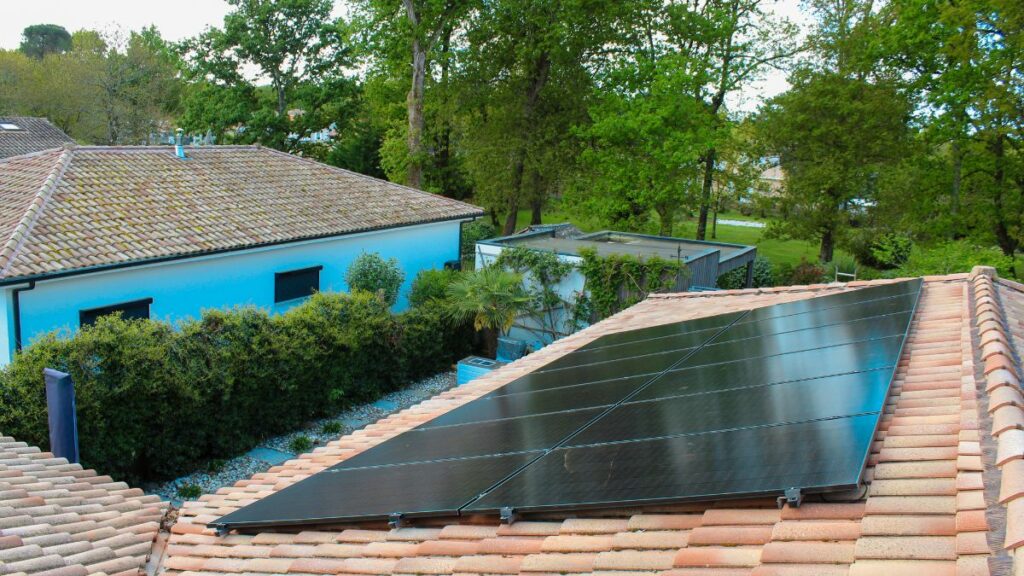 Vue sur une installation solaire à la campagne