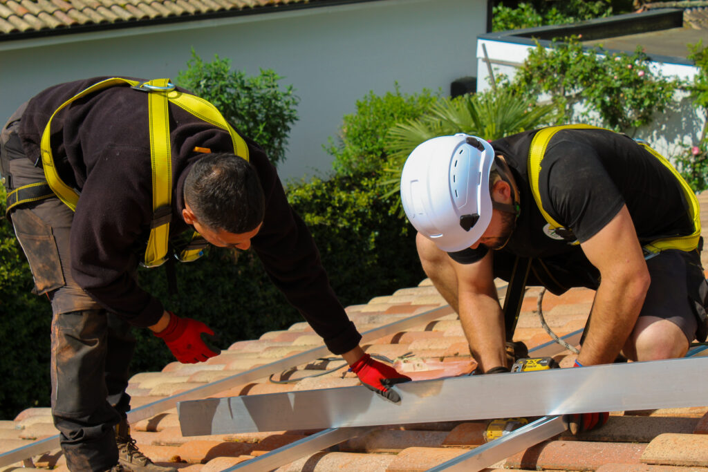 Installateur solaire sur un toit