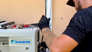 Ouvrier devant une climatisation Daikin
