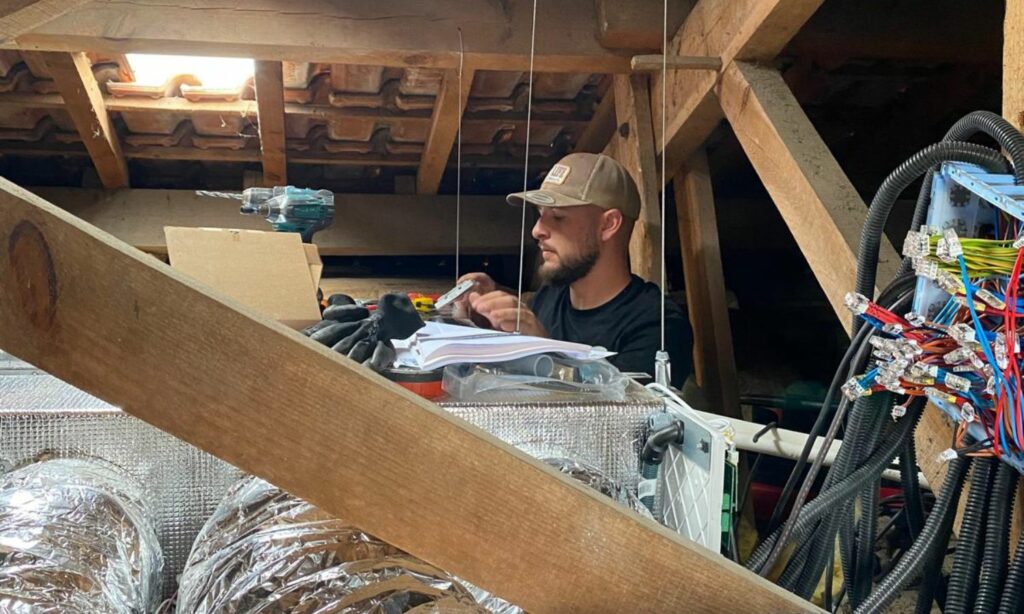 Ouvrier travaillant sur un gainable