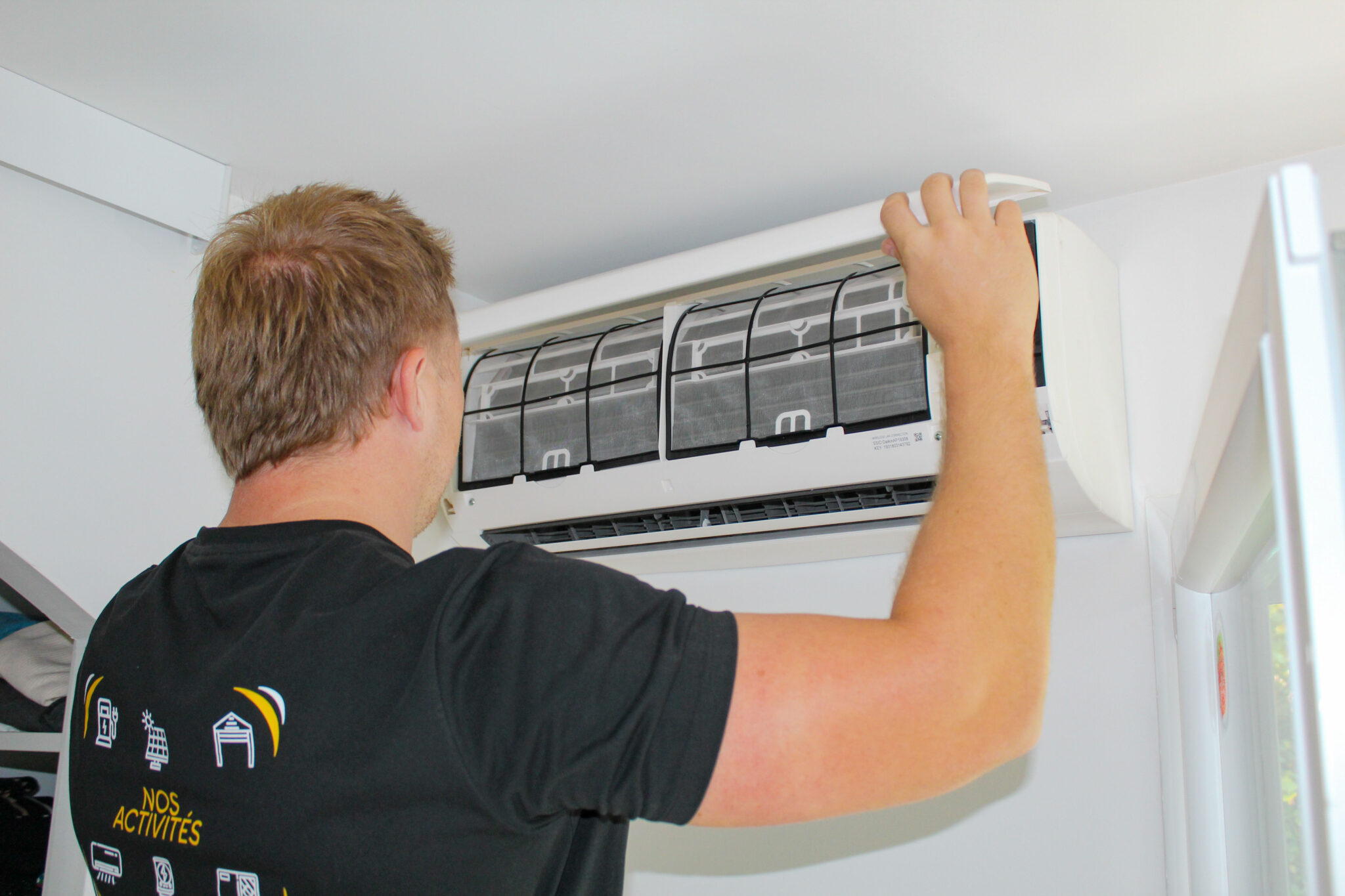 Ouvrier devant un split mural